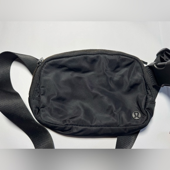 Lululemon Everywhere Belt Bag 1L Unisex used-good condition - Picture 2 of 6